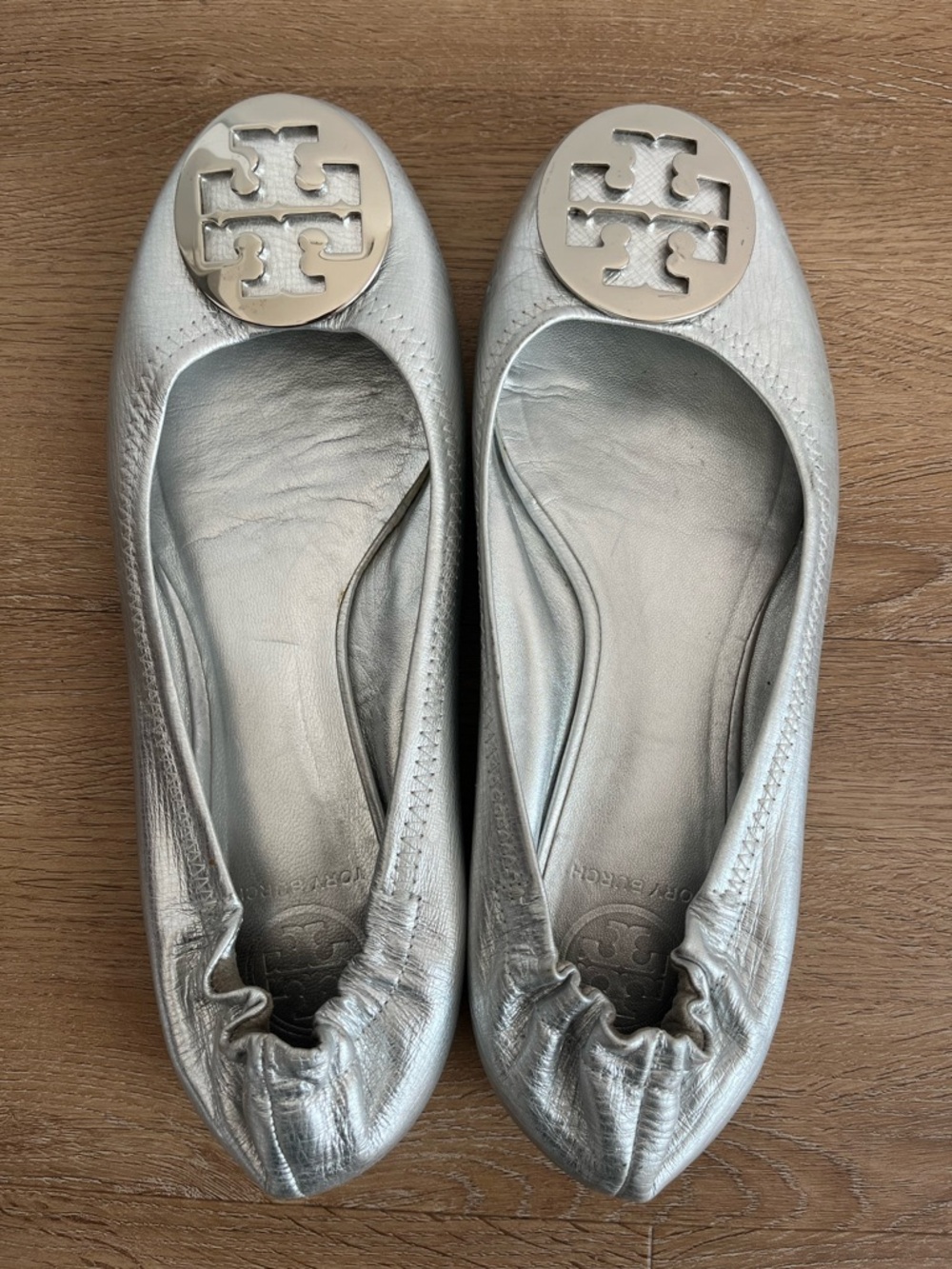 Tory Burch Reva Metallic Silver Leather Ballet Flats Logo Medallion Size 8.5